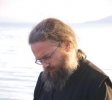 Le père Iulian lisant l’Evangile sur le bord de la Mer de Gallilée.