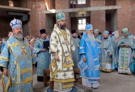 Marioupol : 5 hiérarques, des centaines de clercs célèbrent la Liturgie dans une église qui a survécu aux combats
