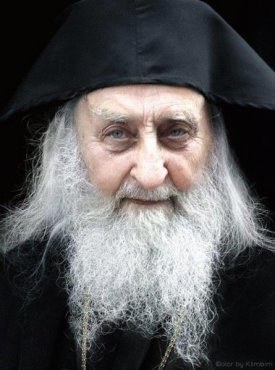 Pour les fêtes et la nouvelle année approchant, laissons la parole à Saint Sophrony qui nous offre la meilleure des prières : « Que la paix du Seigneur soit  avec vous et toute la famille »