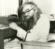 Saint Jean assis à son bureau, dans sa cellule de l’orphelinat Saint Tykhon de San Francisco