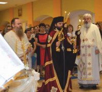 Liturghie arhierească si Taina Sfântului Botez în parohia ortodoxă română din Lleida